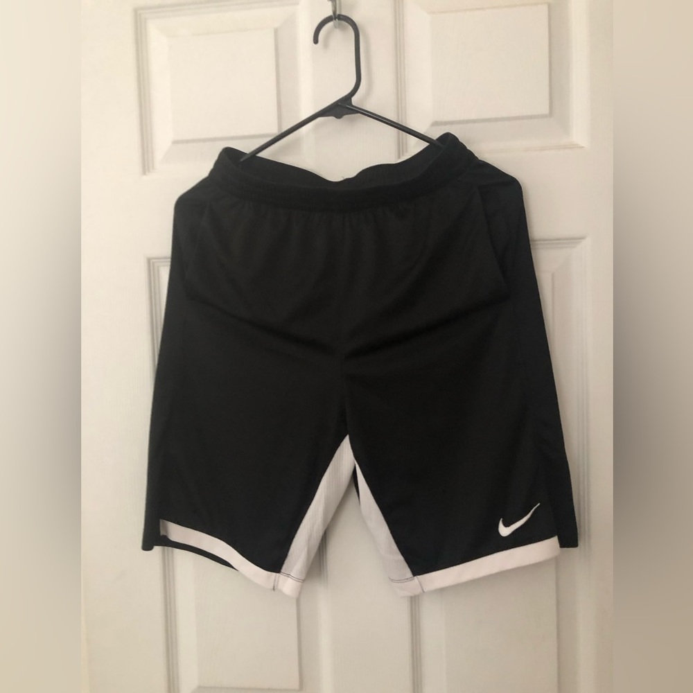 Nike Big Boy’s Training Shorts (XL)